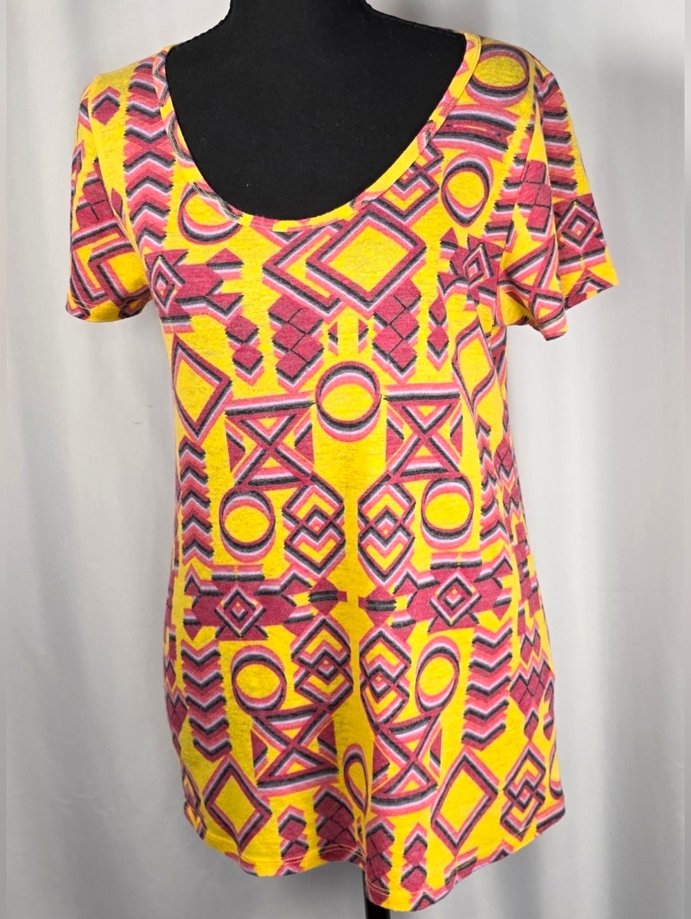 LuLaRoe Classic Tee XS Yellow Geometric Print Short Sleeve Top